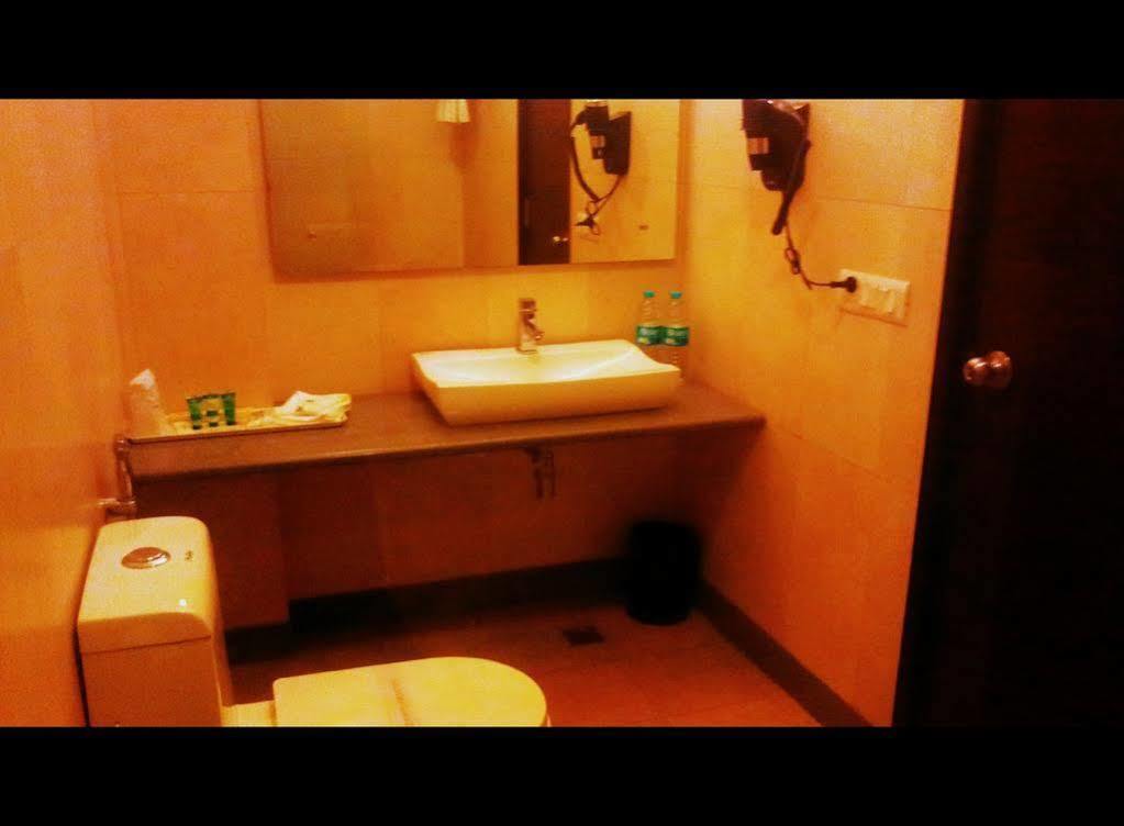 Siesta Basil - Okhla Hotell New Delhi Exteriör bild